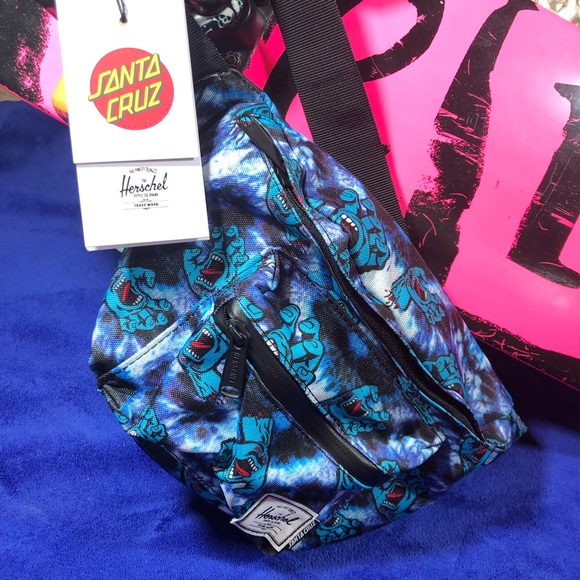 Herschel Supply Company Handbags - 🎉CYBER MONDAY SALE🎉HP🎉Herschel Supply Company Seventeen hip pack.